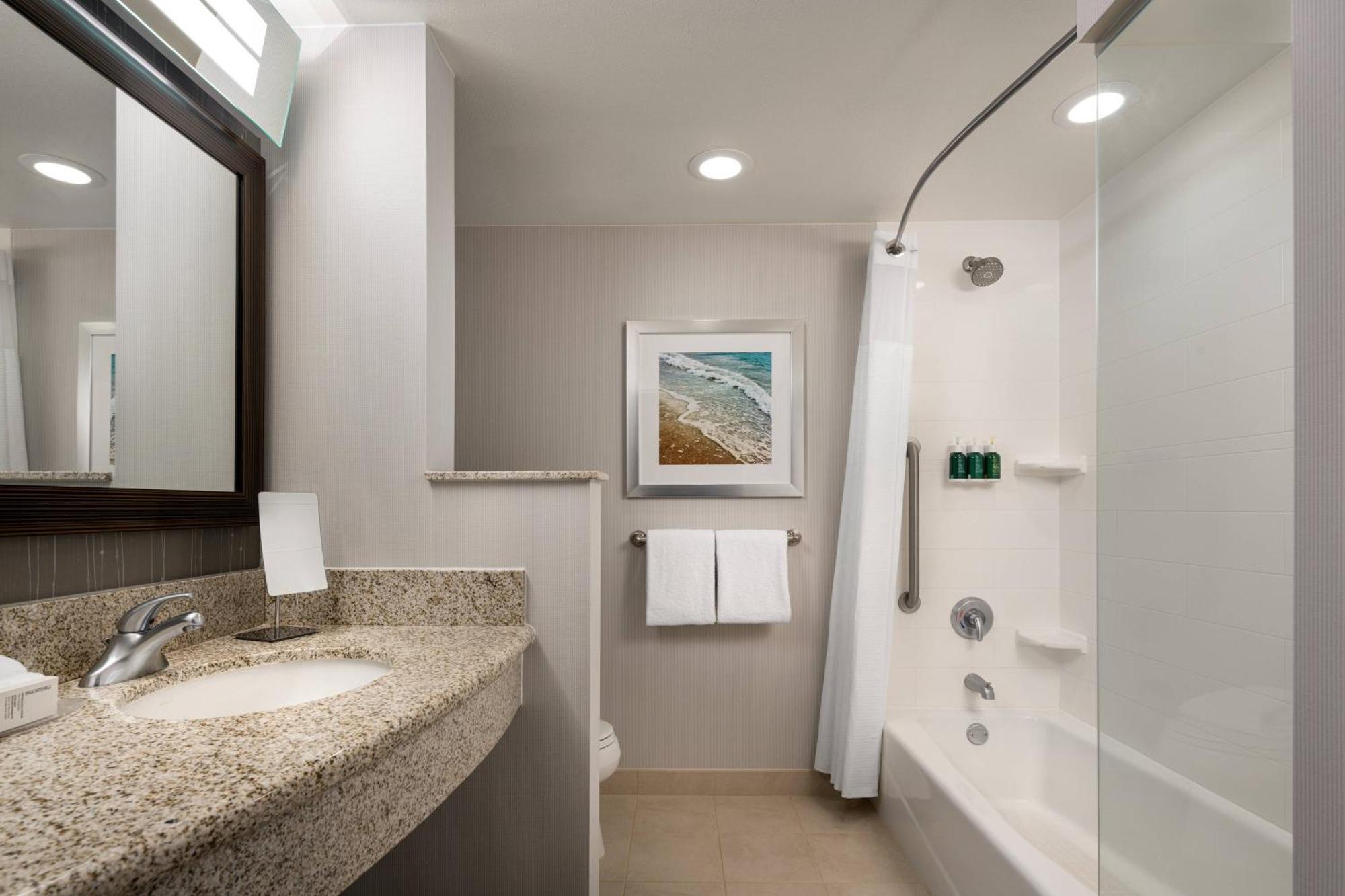 Отель Courtyard By Marriott Maui Kahului Airport Экстерьер фото